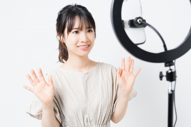 ライブ配信する女性