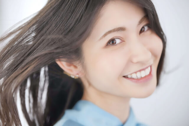 若い女性　アップ写真