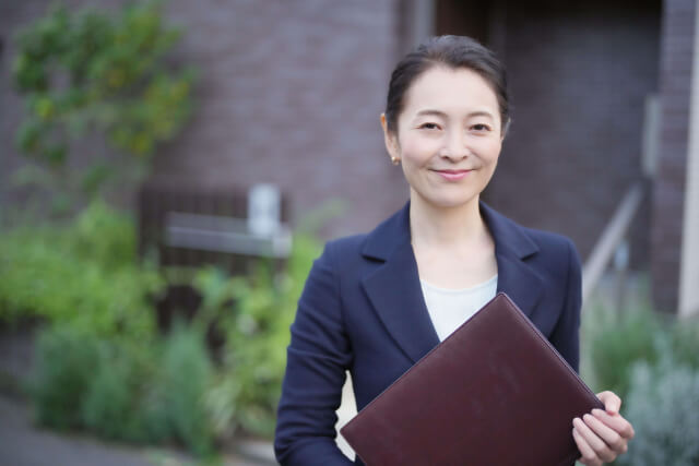 50代女性スーツ姿