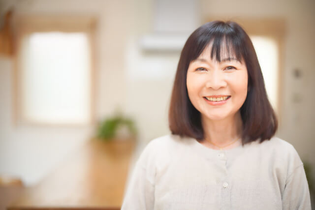 女性　笑顔の写真