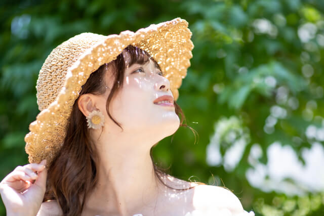 麦わら帽子　女性