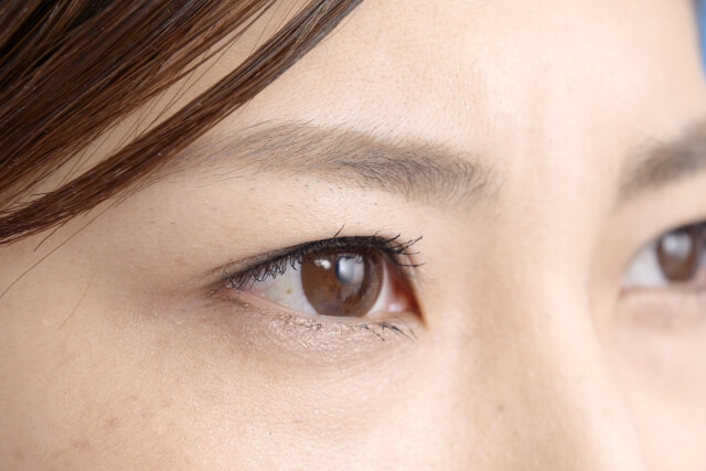 女性　目元のアップ写真