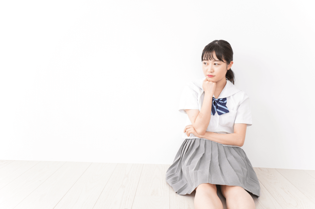 半袖　女子学生　一人