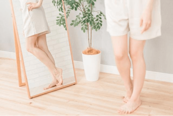 スタイルを磨くため鏡でチェックする女性