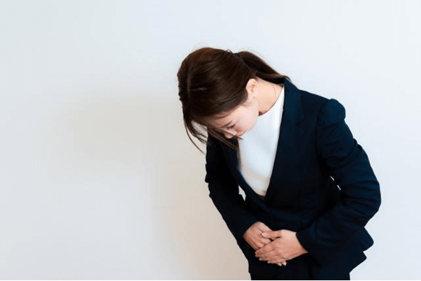 オーディション面接で挨拶する女性