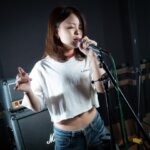 歌手デビューの準備をする女性