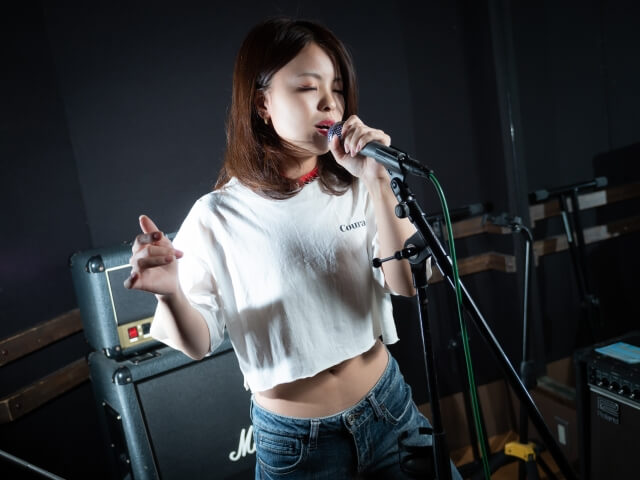 歌手デビューの準備をする女性