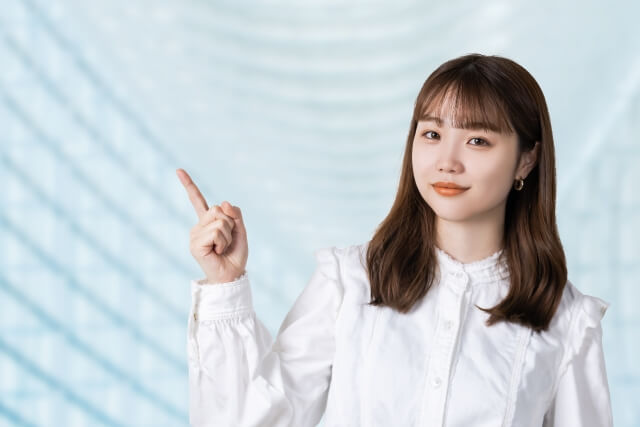 解説する女性