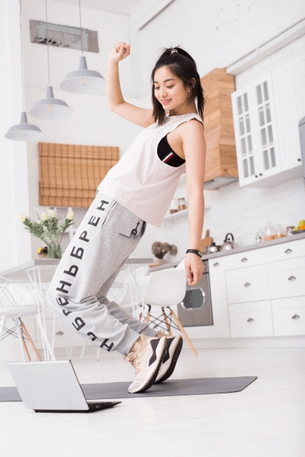 アイドルオーディションに向けてダンススキルを磨く女子